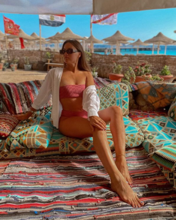 На пляжах жаркой страны то и дело слышится русская речь, а туроператоры сообщали, что отели курортов на праздничные дни и "ковидные" каникулы в ноябре просто переполнены. 