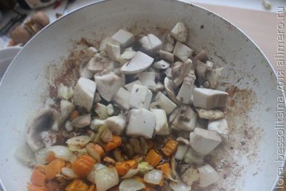 лук, морковь и грибы жарим