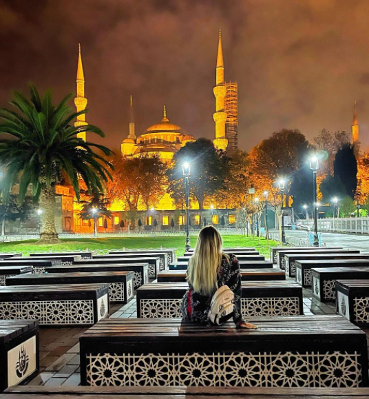 Величественные мечети, узкие улочки, Босфор — манят туристов со всего мира в Стамбул.
