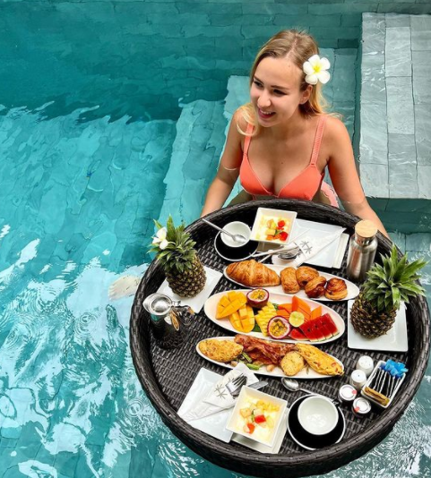 С первыми туристами в Сети снова стали появляться традиционные фото с "плавающими завтраками".