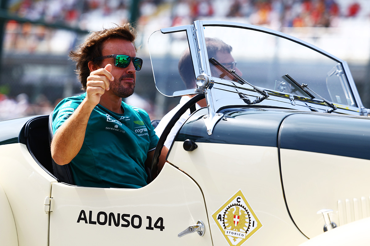 Фернандо Алонсо и команда Aston Martin F1 участвуют в параде пилотов перед Гран-при Италии на Национальном автодроме Монцы 3 сентября 2023 года