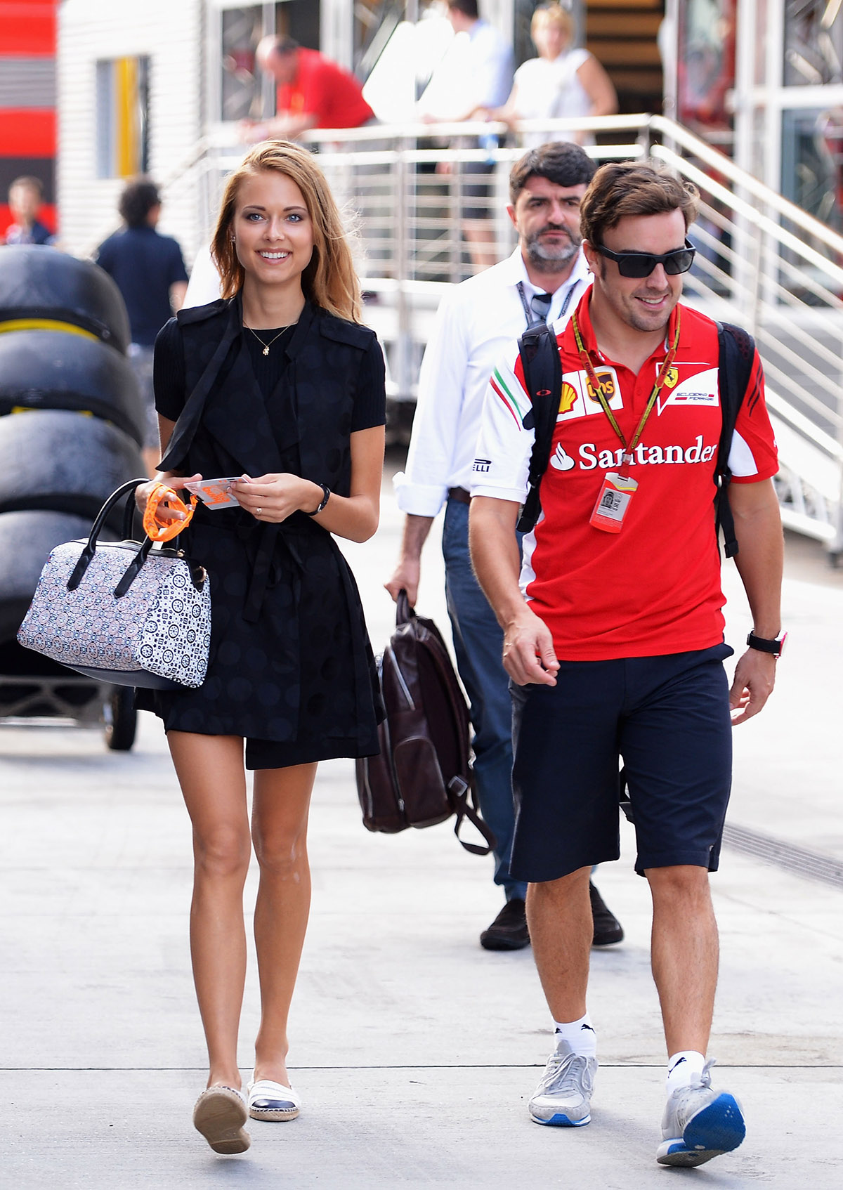 Фернандо Алонсо и его девушка Даша Капустина идут по паддоку после квалификации перед Гран-при Венгрии &laquo;Формулы-1&raquo; на Хунгароринге, 26 июля 2014 года