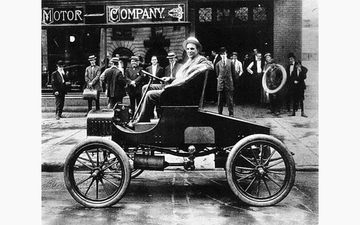 Генри Форд перед штаб-квартирой компании, 1907 год