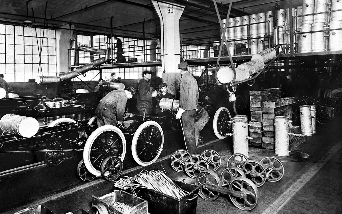 В 1913 году на заводе в Хайленд-Парке Генри Форд представил первую движущуюся сборочную линию для автомобилей. За 18 месяцев удалось добиться потрясающего результата - на постройку модели Т уходило&nbsp; всего 1,5 человеко-часа. Так родилась современная автомобильная промышленность