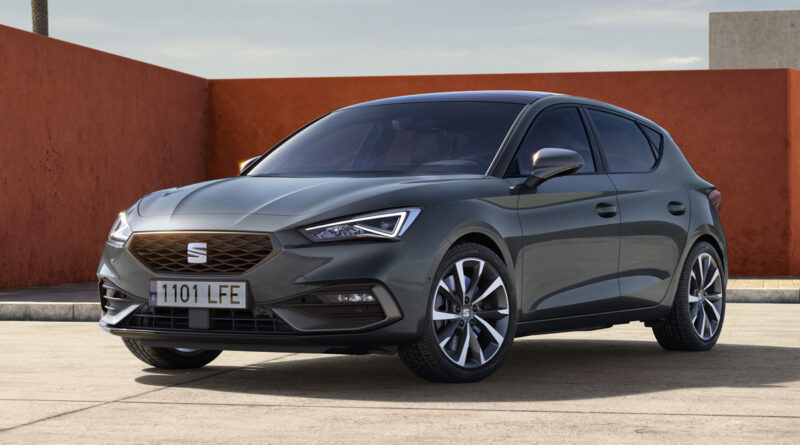 Обновлённый Seat Leon лишился базового мотора и получил дисплеи побольше