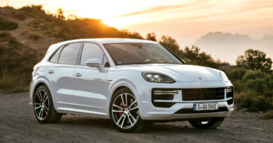 Новый Porsche Cayenne показался на первых фото: он не заменит, а дополнит старый