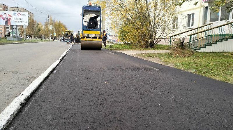 В Усинске продолжается дорожная кампания: ремонт тротуаров на улице Молодёжной