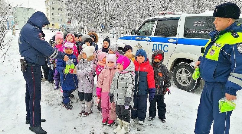 Сотрудники дорожной полиции Усинска подарили детям световозвращатели и провели урок по безопасности