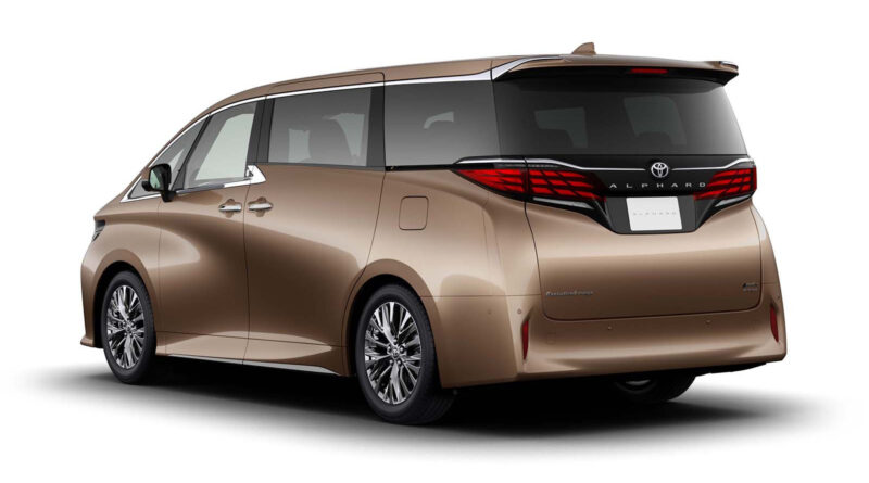 У минивэнов Toyota Alphard и Vellfire появились версии с PHEV-установкой