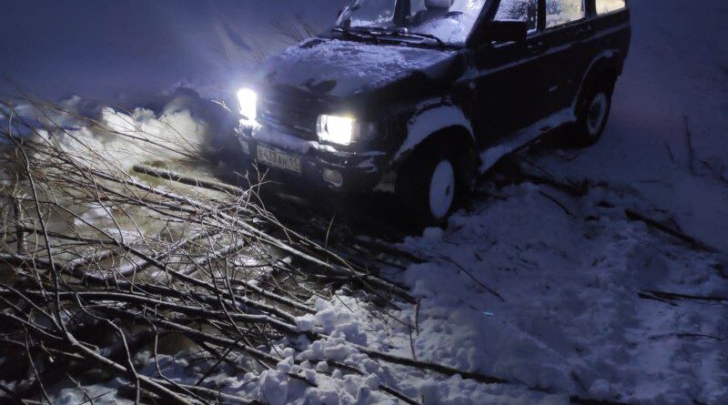 На зимней переправе под Усинском автомобиль провалился в промоину