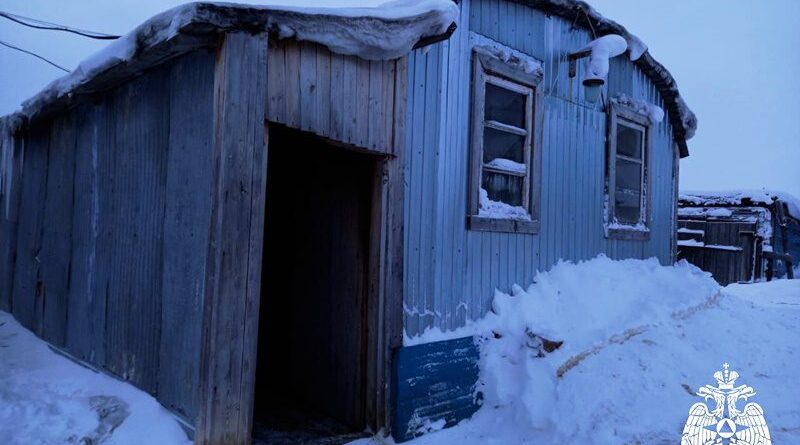 В Верхнеколвинске ликвидировали пожар в хозяйственной постройке