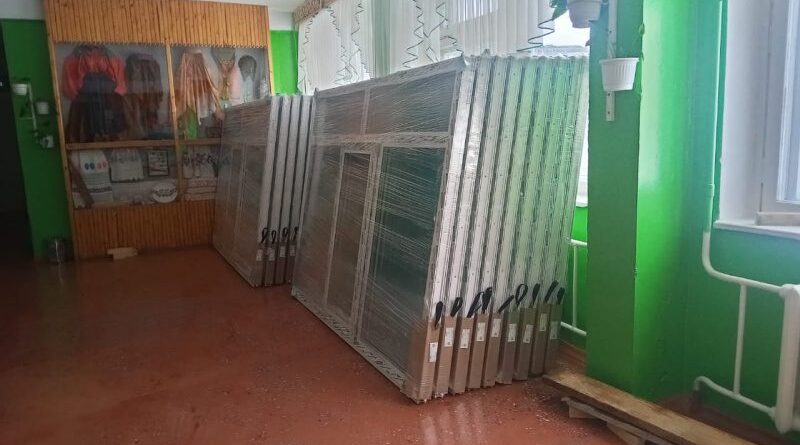 В Усть-Усинской школе началась масштабная модернизация: заменят окна, отремонтируют крыльцо и входные группы