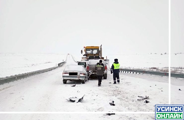 На дороге Нарьян-Мар — Усинск столкнулись два автомобиля и трактор
