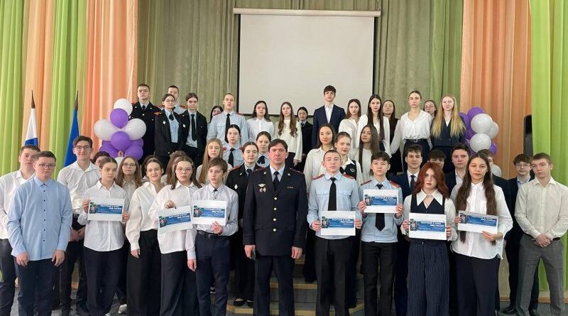 В Усинске полицейские пригласили будущих выпускников на службу в правоохранительные органы