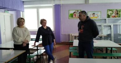 В Усть-Усе заменяют окна в школе, а летом здесь появится столовая в стиле кафе