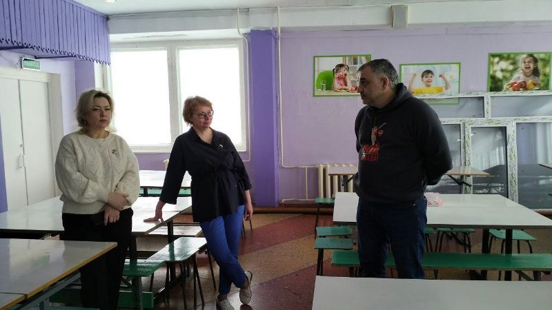 В Усть-Усе заменяют окна в школе, а летом здесь появится столовая в стиле кафе (2)