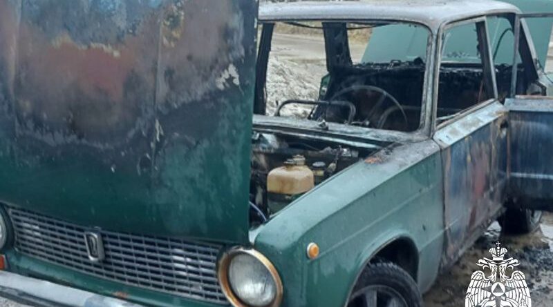 В Усинске сгорел автомобиль на Парковой улице