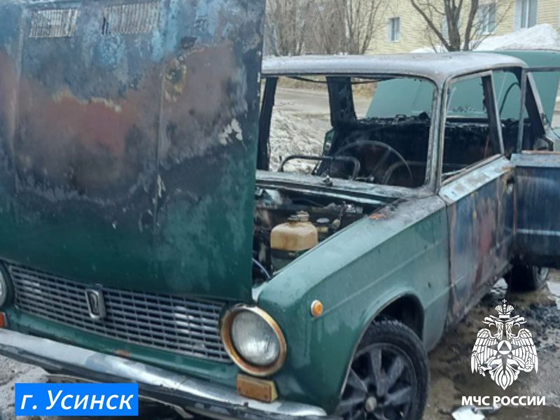 В Усинске сгорел автомобиль на Парковой улице (2)