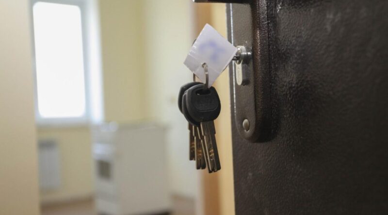 В Усинске спасатели вскрыли квартиру из-за резкого запаха: жильцы обеспокоены санитарным состоянием дома