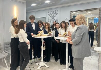 В ЗАГСе Усинска наградили знатоков семейного права: как старшеклассники готовятся к взрослой жизни