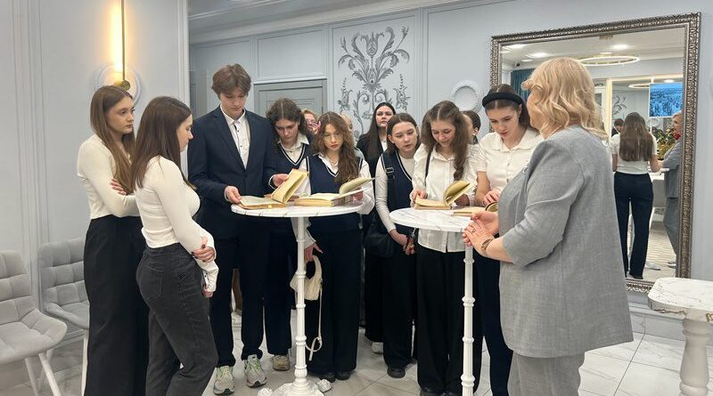В ЗАГСе Усинска наградили знатоков семейного права: как старшеклассники готовятся к взрослой жизни