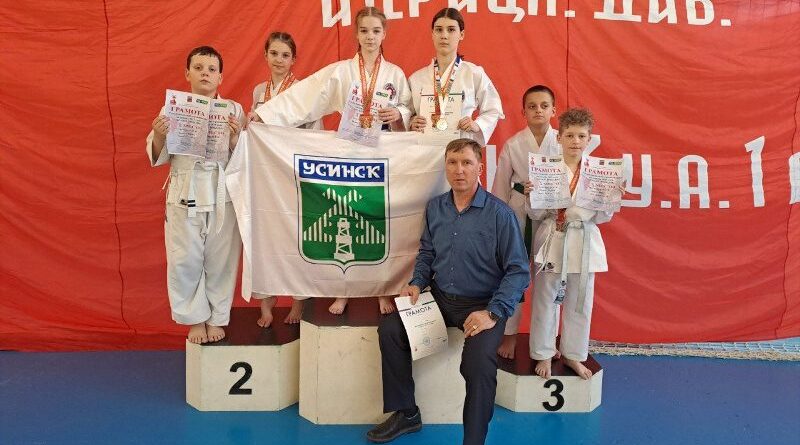 Юные каратисты из Усинска привезли 11 медалей с «Кубка Победы» в Печоре