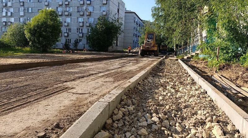Благоустройство двора на Парковой, 13б в Усинске выходит на финишную прямую