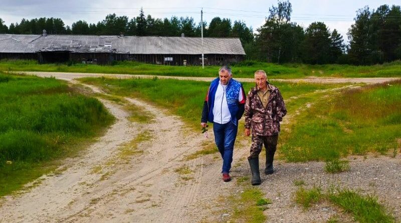 Глава Усинска посетил деревню Сынянырд: обсуждены насущные вопросы, проверен мемориал, услышаны жители