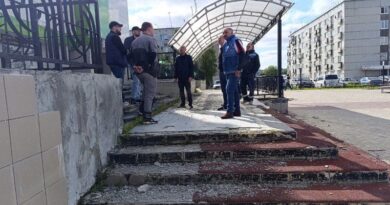 В Усинске начался ремонт крыльца кинотеатра «Томлун»