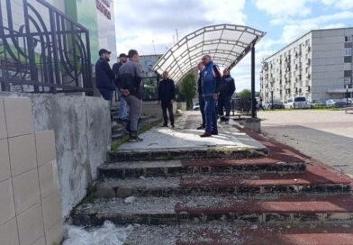 В Усинске начался ремонт крыльца кинотеатра «Томлун»