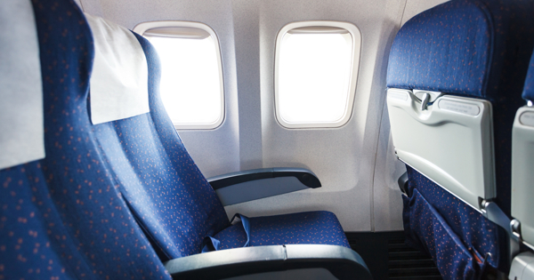Почему в самолетах специально делают неудобные кресла