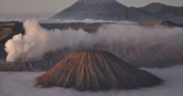 Вулкан в Индонезии: люди вынуждены спасаться бегством