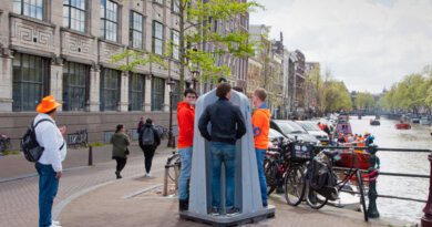 Зачем в Амстердаме стоят туалеты без стен
