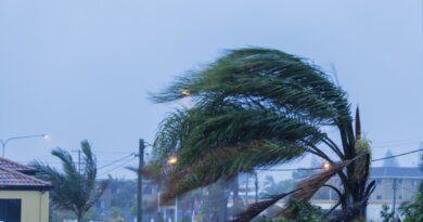Смертельный циклон сносит все не райском острове