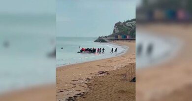 Мигранты отпраздновали высадку на пляж на глазах загорающих