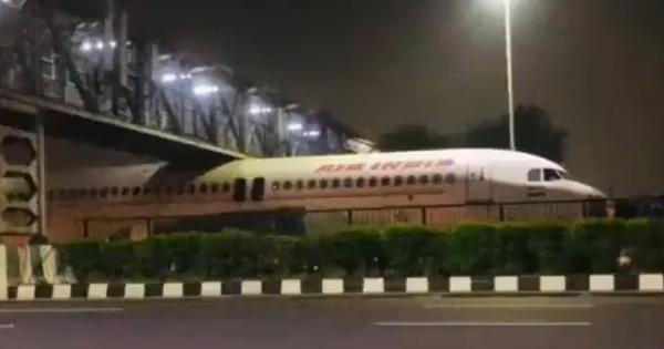 В Индии самолет застрял под мостом: видео