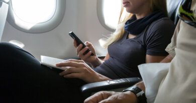 Выяснилось, куда опасно класть смартфон в самолете