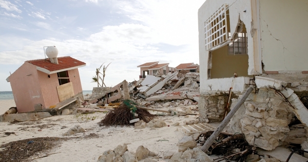 Разрушенный пляж в Сочи вызвал возмущение туристов: видео