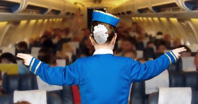 «Мы запоминаем хамов»: стюардессы — о недостатках работы