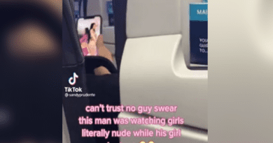 Пассажира застукали за просмотром порно в самолете