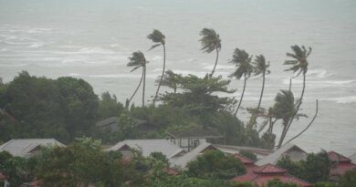 Супертайфун обрушился на райские острова и сносит все