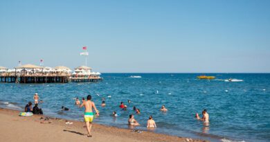 В Анталии снова лето, а туристы заполнили пляжи