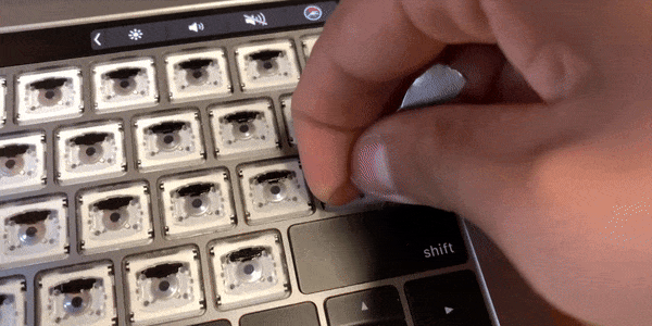 Как почистить клавиатуру MacBook: вставьте инструмент по центру клавиши сверху
