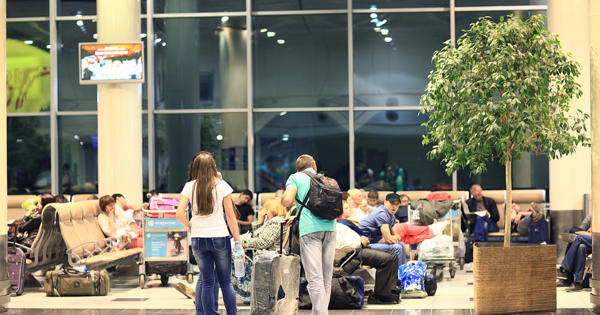 Россияне на сутки застряли в аэропорту без еды