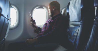 Эксперты рассказали, почему опасно ронять телефон в самолете