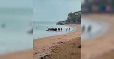 Мигранты приплыли на шлюпке на пляж и удивили туристов