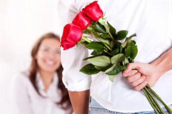 Как лучше дарить цветы: лично или с курьером?