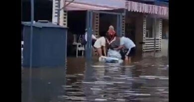 По улицам затопленной Анапы люди передвигаются вплавь