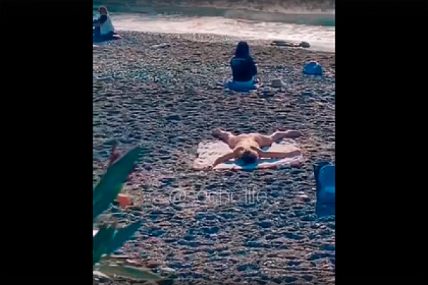«Извращенка на пляже»: голая туристка попала на видео