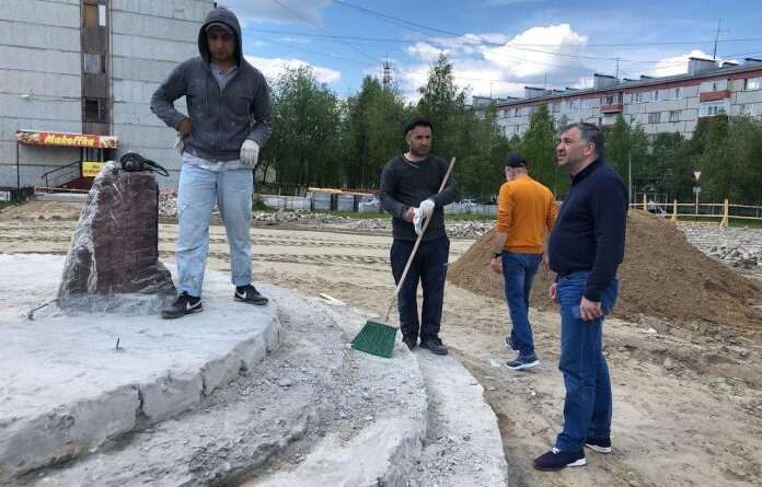 До конца июля в Усинске должны завершить благоустройство у памятника Нефтянику